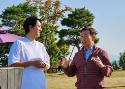 이야기를 나누는 남궁역 의원(오른쪽)과 영화배우 신현준씨