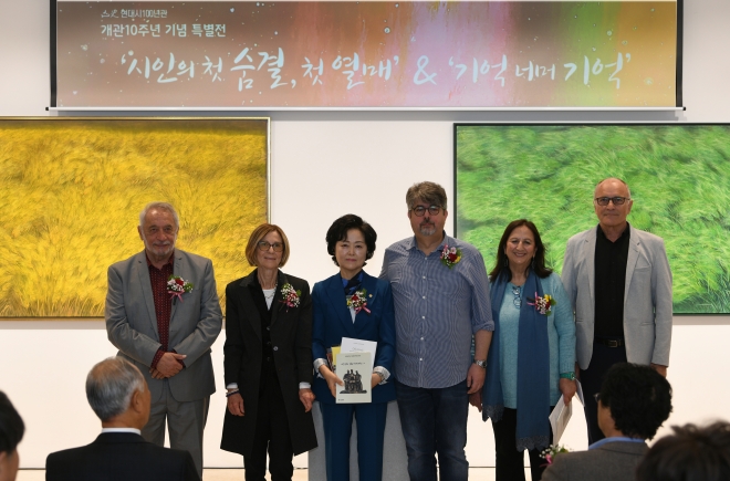 국외 유명시인들이 백석대 산사(山史) 현대시 100년간에 해외시인 작품집을 기증하고 있다. 백석대 제공