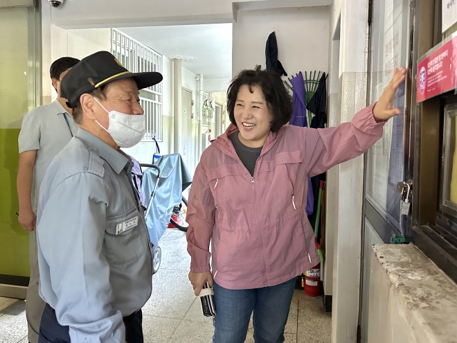 지난 11일 서울시의회 환경수자원위원회(위원장 봉양순)와 서울시 기후환경본부(본부장 이인근)는  에너지 취약계층 지원사업 중 하나인 고효율 창호 간편시공 사업의 시연 행사를 개최했다.