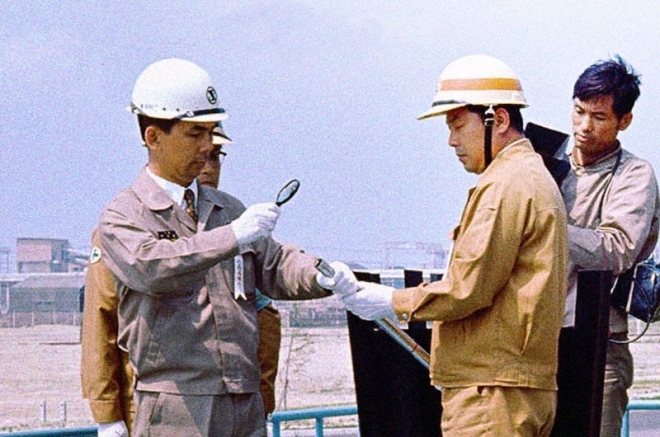 포항제철소 가동을 위해 박태준(왼쪽) 사장이 1969년 6월 7일 돋보기로 햇빛을 모아 채화봉에 불을 피우고 있다. 포스코홀딩스 제공