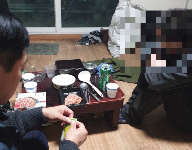 충남 천안시 직원이 한 아파트에서 대인기피 증상 등으로 5년 이상 이웃과 교류 없이 생활을 해온 40대에게 복지서비스를 제공하고 있다. 천안시 제공