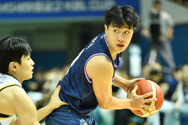 13일 창원 LG와 컵 대회 경기를 치르는 부산 KCC 허웅. KBL 제공