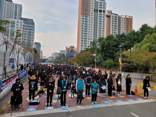 전국교직원노동조합 경기지부 유치원위원회는 유치원 교사 등 1000여명이 참여하는 집회를 열고 교육부의 유보통합 추진에 반대했다. 사진은 집회에 앞서 최근 교권침해 등으로 목숨을 잃은 동료교사 추모를 위해 묵념을 하는 모습. 명종원 기자