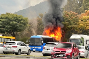 아산 외암마을 주차장서 버스 화재…인명피해 없어