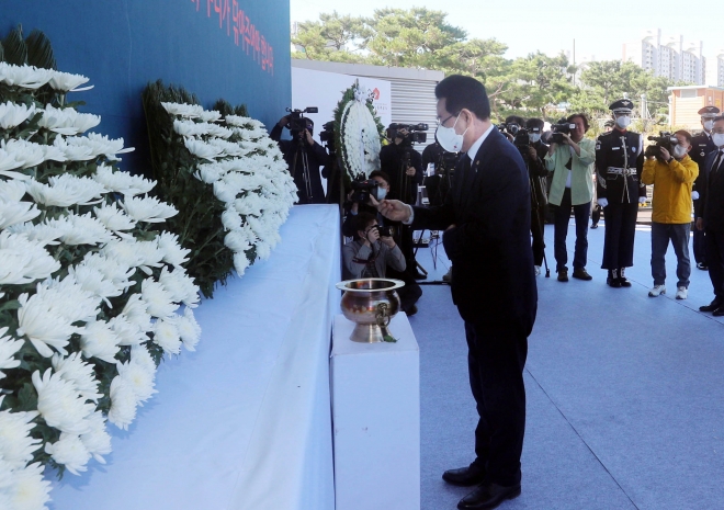 김영록 전남도지사가 지난해 10월 19일 광양시 중마동 광양시민공원에서 열린 제74주기 합동추념식에서 헌화·분향 하는 모습.