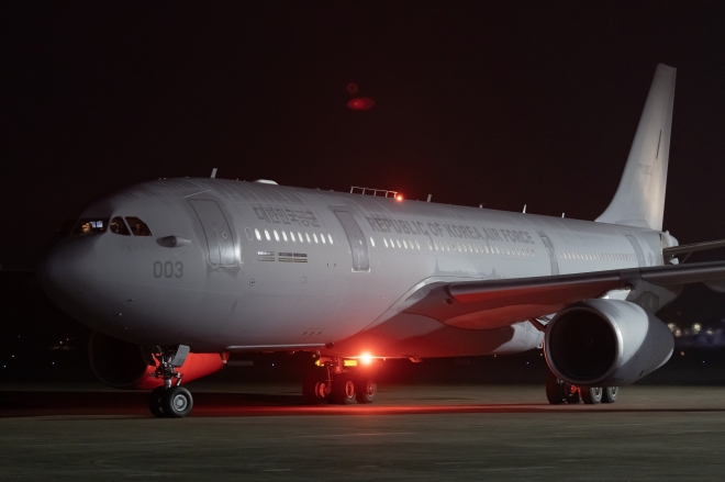 14일 밤 경기 성남 서울공항에 통해 이스라엘 교민들이 탑승한 KC330 시그너스 군 수송기가 도착하고 있다. 2023.10.15 뉴스1