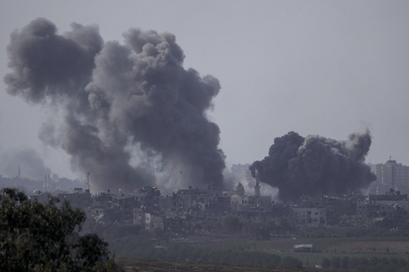 14일(현지시간) 이스라엘의 공습을 받은 팔레스탄인 가자지구에서 연기가 피어오르고 있다. 지난 7일 시작된 무정정파 하마스와 이스라엘 간 교전으로 이날까지 양측에서 3500명 넘게 사망했다. 2023.10.14 AP 연합뉴스