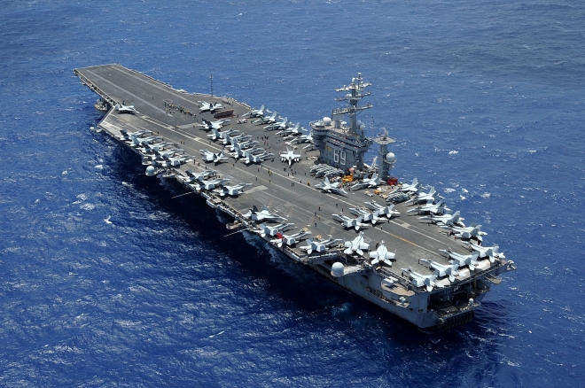 2013년 7월 2일(현지시간) 작전 수행 후 미국 버지니아 노퍽 모항으로 귀환 중인 미 항공모함 USS 드와이트 D. 아이젠하워(CVN69)호. 미 국방부 자료사진