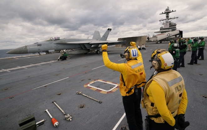 2022년 10월 6일(현지시간) 미국 버지니아 해안에서 핵추진 항공모함 USS 제럴드 R. 포드호에 탑승한 미군 장교가 비행 훈련을 지휘하고 있다. AP 연합뉴스 자료사진