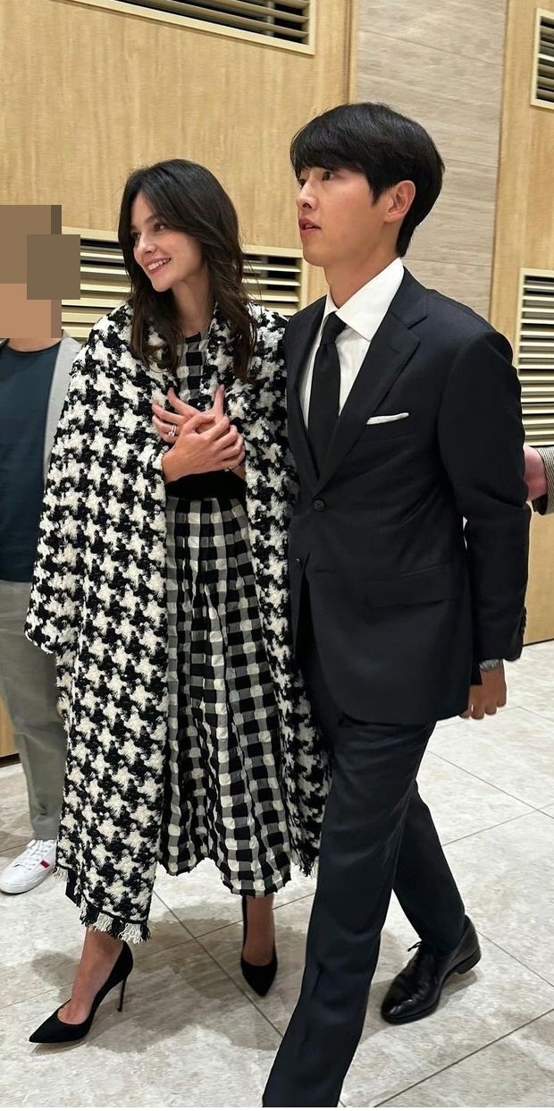 배우 송중기의 여동생 결혼식장에서 송중기와 그의 아내 케이티 루이스 사운더스가 포착됐다. 온라인 커뮤니티