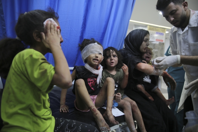 11일(현지시간) 이스라엘의 공습으로 부상을 입은 팔레스타인 어린이들이 가자지구 가자시티의 시파 병원으로 이송됐다. 2023.10.11 AP 연합뉴스