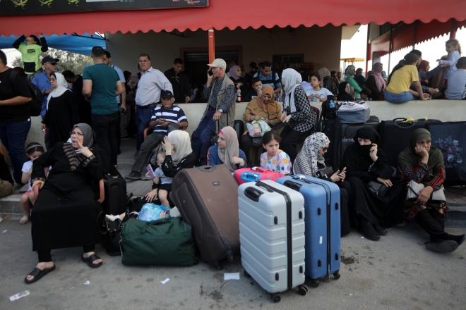 14일(현지시간) 가자지구에서 이집트로 들어가는 유일한 육로인 라파 국경검문소 앞에 외국 여권 소지자들이 길게 줄을 서 있다. 2023.10.14 UPI 연합뉴스