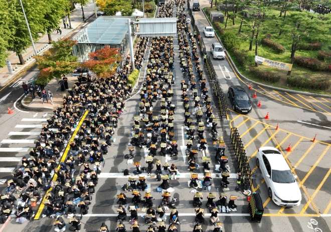 지난 14일 오후 서울 여의도 국회 앞이 공교육정상화 입법촉구 집회에 참가한 교사들이 아동복지법 등 후속 입법 통과를 촉구하고 있다. 연합뉴스