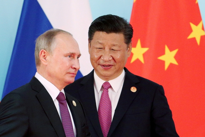 2017년 9월 4일(현지시간) 중국 푸젠성 샤먼에서 열린 브릭스(BRICS) 정상회의에서 시진핑 중국 국가주석과 블라디미르 푸틴 러시아 대통령이 단체사진 촬영에 응하고 있다. 로이터 연합뉴스 자료사진