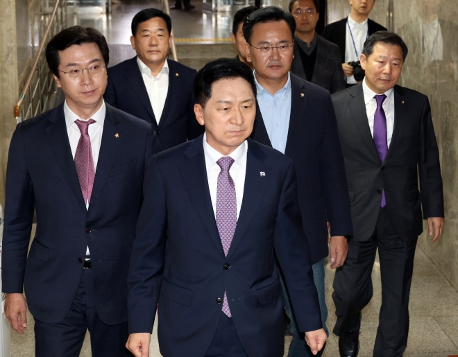 의총 참석하는 김기현 대표