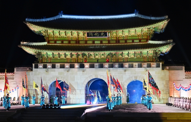 15일 서울 종로구 경복궁 광화문 앞 광장에서 ‘광화문 월대 및 현판 복원’ 기념행사가 진행되고 있다. 2023.10.15 홍윤기 기자