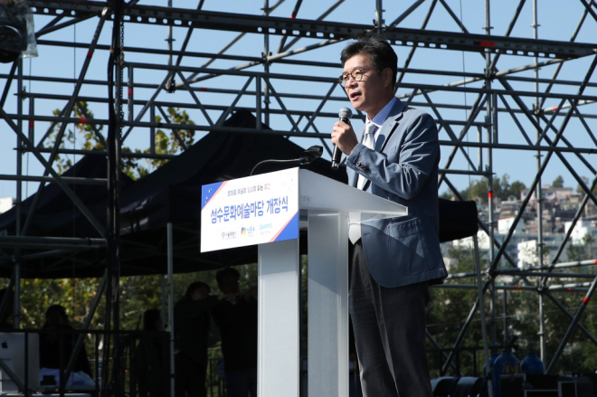 정원오 서울 성동구청장이 지난 5일 성동구 삼표레미콘 공장 부지에서 열린 성수문화예술마당 개장식에서 인사말을 하고 있다. 성동구 제공