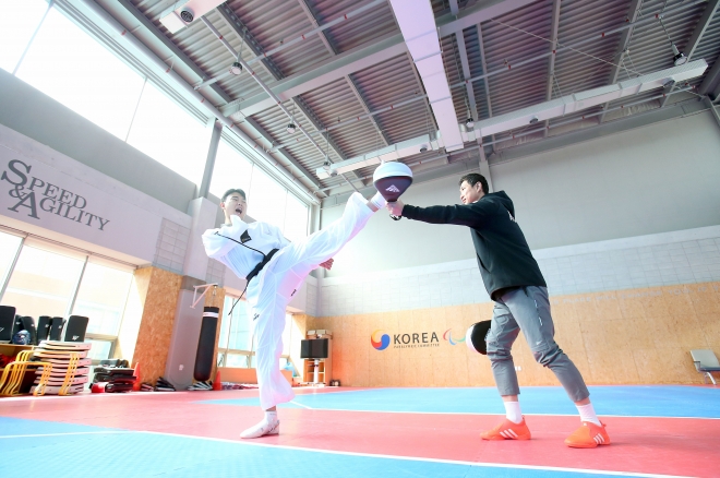 2022 항저우아시안패러게임 한국 태권도 대표 주정훈이 경기 이천 대한장애인체육회선수촌에서 발차기를 하고 있다. 대한장애인체육회 제공