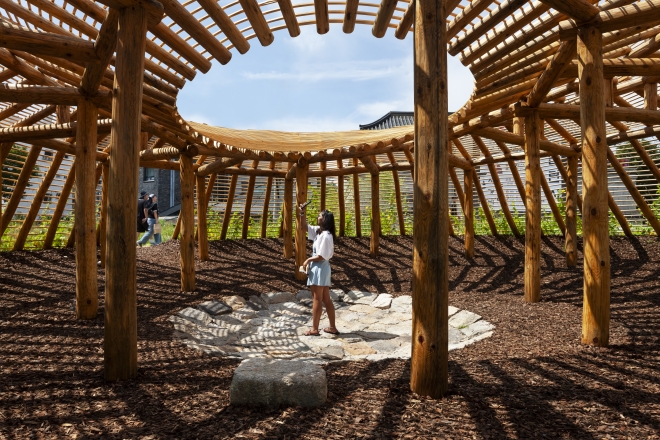 제4회 도시건축비엔날레에서 선보인 나무 파빌리온 ‘짓다’는 움집 모양의 비정형 구조물이다. 박영채 작가 제공