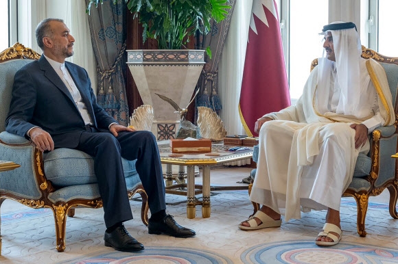 호세인 아미르압돌라히안(왼쪽) 이란 외무장관이 15일(현지시간) 카타르 도하에서 셰이크 타밈 빈 하마드 알사니 에미르를 예방하고 있다. 카타르 통신(QNA) 제공 AFP 연합뉴스