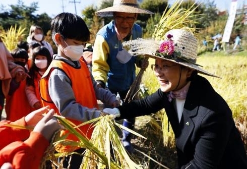 지난해 열린 은평 향림 논두렁 축제에서 김미경(오른쪽 첫번째) 서울 은평구청장이 아이들과 함께 벼 수확 체험을 하고 있다. 은평구 제공