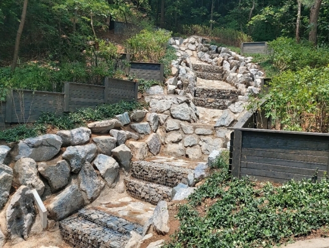 산림재해 예방공사를 완료한 서울 금천구 궁도장 계류. 2023.10.16 금천구 제공