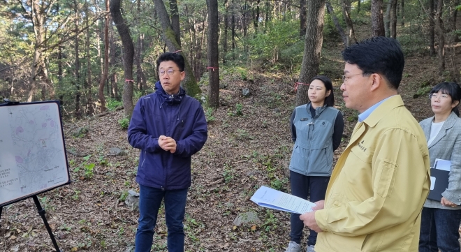 이종필 청양군 부군수가 우산성 복원을 위한 발굴조사 현장을 점검하고 있다. 청양군 제공