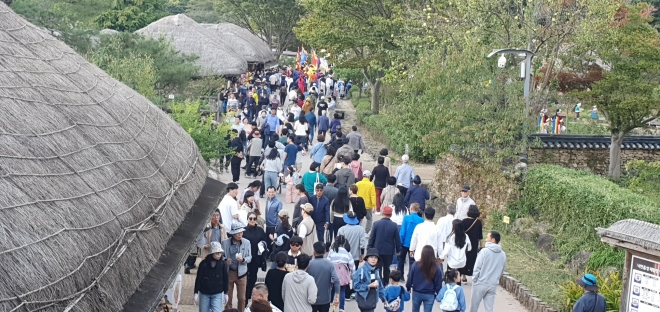 지난 13일부터 15일까지 열린 순천 낙안읍성 민속문화축제에 방문객 9만여명이 방문하면서 성황리에 종료됐다.