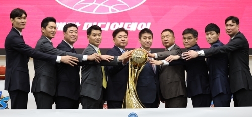 남자 프로농구 10개 구단의 감독들이 16일 서울 올림픽파크텔에서 열린 KBL 2023~24시즌 미디어데이에서 사진 촬영하고 있다. 연합뉴스