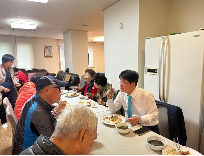 김용일 서울시의원이 지난 13일 서대문구 북가좌동 경로당에서 어르신들과 점심식사를 함께하며 불편사항 등 의견을 경청하고 있다.