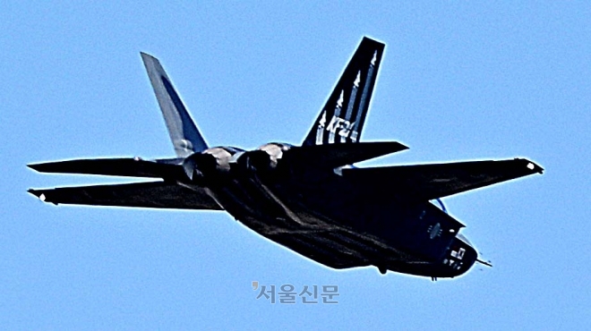 16일 경기도 성남 서울공항에서 열린 국내 최대 항공우주·방위산업 전시회 ‘서울 ADEX 2023’ 프레스데이에서 국산 전투기인 KF-21이 시범비행을 선보이고 있다. KF-21의 일반 공개는 이번이 처음이다. 2023.10.16 오장환 기자