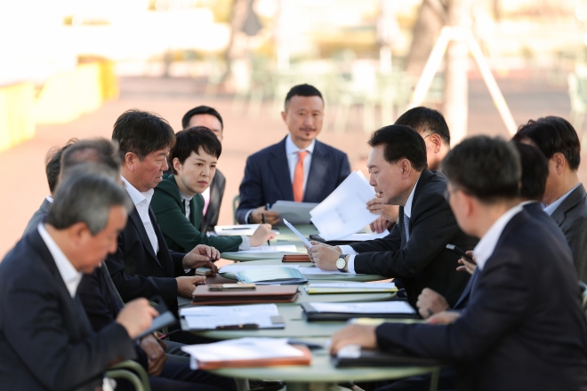 윤석열 대통령, 수석비서관회의 주재