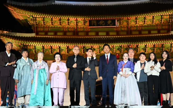 15일 서울 종로구 광화문광장에서 열린 광화문 월대 및 현판 복원 기념식에서 유인촌 문화체육관광부 장관, 최응천 문화재청장, 오세훈 서울시장을 비롯한 참석자들이 기념 촬영을 하고 있다.  홍윤기 기자