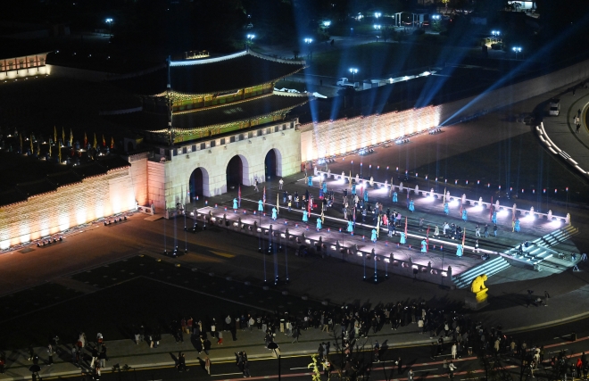 15일 서울 종로구 경복궁 광화문 앞 광장에서 ‘광화문 월대 및 현판 복원’ 기념행사가 진행되고 있다.  홍윤기 기자