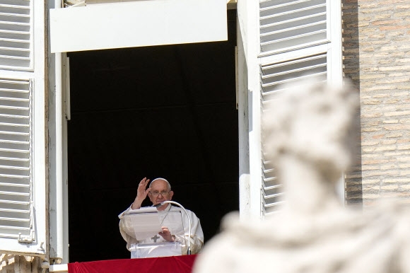 프란치스코 교황이 15일(현지시간) 바티칸 성베드로 광장이 내려다보이는 교황청 관저 발코니에서 주일 삼종기도를 하며 손을 흔들고 있다. 바티칸 AP 연합뉴스