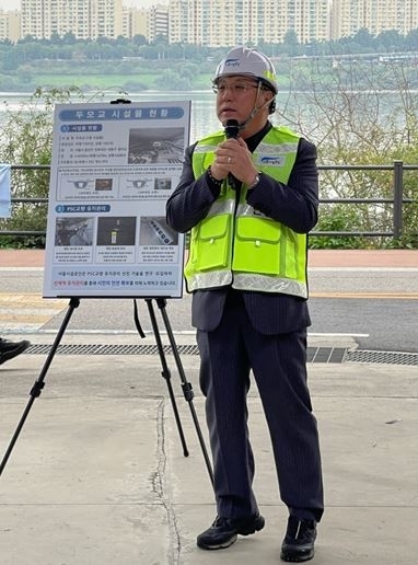 박중화 위원장은 ‘2023 시민안전 공감마당’에 참석해 시민들과 함께 교량 안전관리 체계에 대한 점검을 실시하고 시설물 안전 점검에 대해 강조했다.