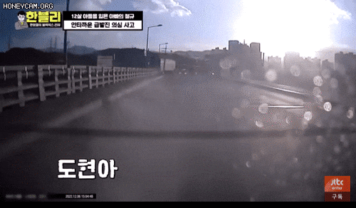 지난해 12월 강원 강릉에서 발생한 스포츠유틸리티차량(SUV)의 급발진 의심 사고 관련 블랙박스 영상. JTBC ‘한문철의 블랙박스 리뷰’