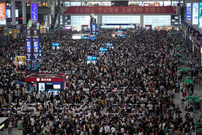 중국 국경절 연휴를 앞둔 28일 상하이 홍차오역에서 열차에 탑승하려는 인파가 몰려 있다. 2023.9.23 로이터 연합뉴스