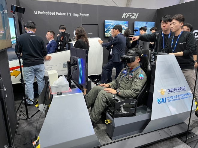 KAI가 마련한 IPS/시뮬레이터존에서 참가자가 가상현실(VR) 고글을 활용한 KF-21 정비체험과 KF-21, FA-50 조종체험 등 미래형 훈련체계를 체험하고 있다. KAI 제공