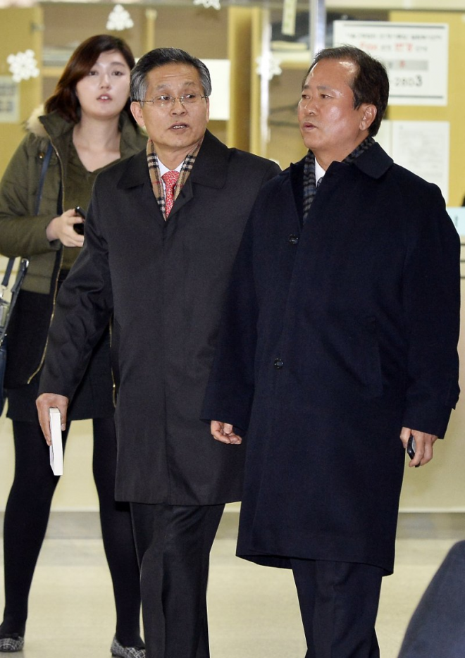 신상훈(오른쪽) 전 신한금융지주 사장이 2013년 12월 항소심에서 벌금형으로 감형된 뒤 서울고등법원을 나서고 있는 모습. 뉴스1