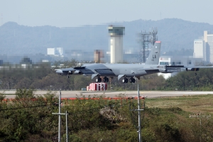 北 보란듯 B-52 축하비행, 국내 첫 착륙… 한미일 ‘북러 거래’ 제재 정조준 (영상)