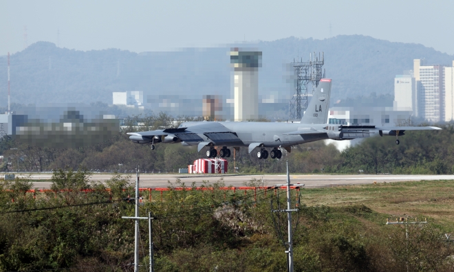 미군 전략폭격기 B-52 청주공항 착륙
