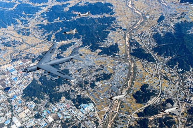 한반도 상공 가르는 B-52H 전략폭격기와 F-35A 전투기