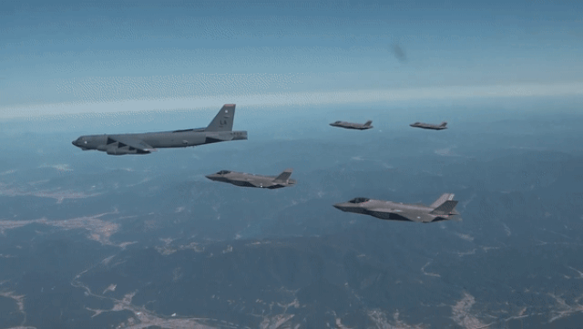 17일 미국 공군의 B-52H 전략폭격기와 한국 공군의 F-35A 전투기들이 한반도 상공에서 한미 연합공중훈련을 실시하고 있다. 2023.10.17 대한민국 공군 유튜브