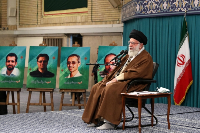 이란 최고지도자 아야톨라 세예드 알리 하메네이가 17일(현지시간) 수도 테헤란에서 열린 회의 중 연설하고 있다. 2023.10.17 AFP 연합뉴스