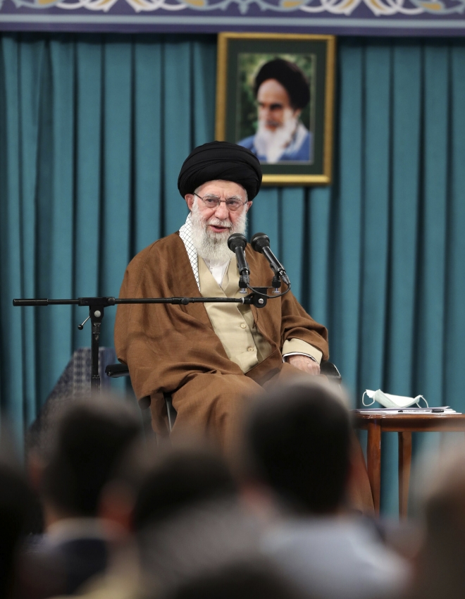 이란 최고지도자 아야톨라 세예드 알리 하메네이가 17일(현지시간) 수도 테헤란에서 열린 회의 중 연설하고 있다. 2023.10.17 AP 연합뉴스