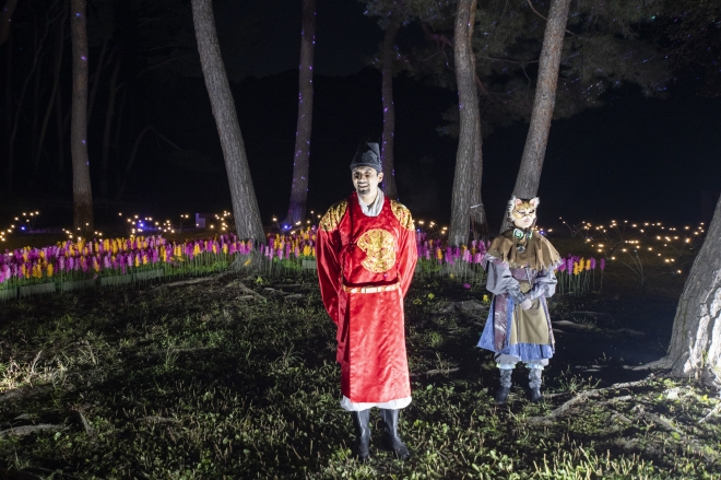 16일 경기 고양 서오릉에서 진행된 ‘야별행’에서 고양이 묘묘(오른쪽)가 환생한 숙종과 만나 이야기를 나누고 있다.