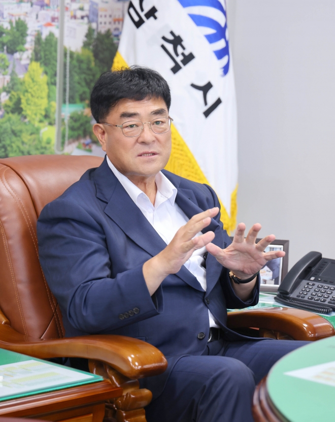 박상수 강원 삼척시장이 17일 시청 집무실에서 서울신문과 인터뷰를 하며 시정 운영 방향을 설명하고 있다. 삼척시 제공