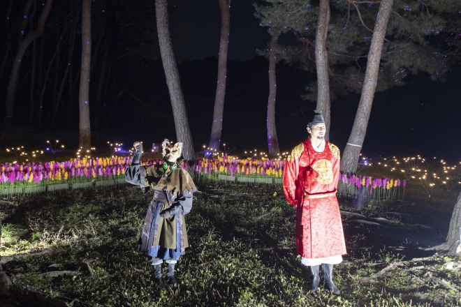 경기 고양 서오릉에서 진행된 ‘야별행’에서 고양이 묘묘가 환생한 숙종과 만나 이야기를 나누고 있다.