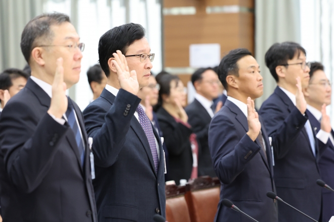 송경호 서울중앙지검장(왼쪽 두 번째) 등 검사장들이 17일 서울 서초구 서울고등검찰청에서 열린 국회 법제사법위원회의 서울중앙지검 등 11개 검찰청에 대한 국정감사에서 증인 선서를 하고 있다. 2023.10.17 연합뉴스